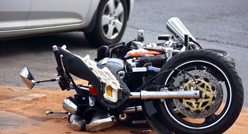 Wypadek motocykla na warszawskiej Białołęce. 