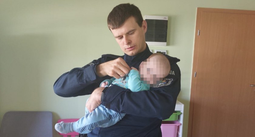 Policjant z dzieckiem