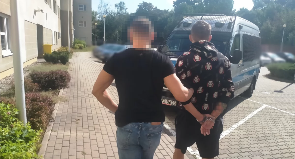Kradzieże i rozboje, DOSTAWCA JEDZENIA ZAATAKOWANY PRZEZ KLIENTÓW Interwencja Pradze Północ - zdjęcie, fotografia