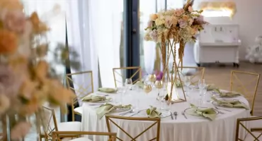 Jak wybrać idealną salę weselną - przewodnik dla par planujących kameralne przyjęcie?